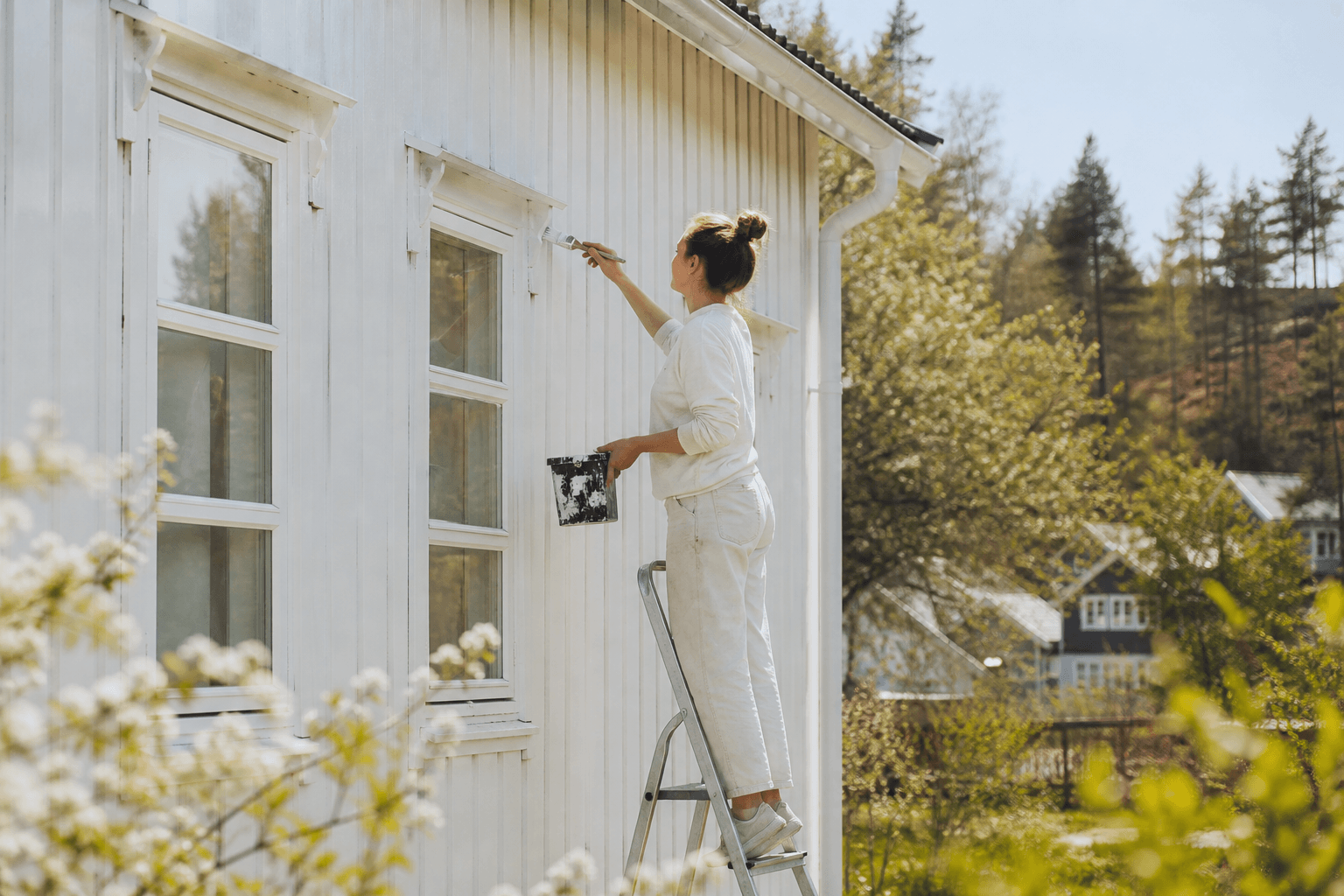 Husvegg males utendørs på en solrik vårdag
